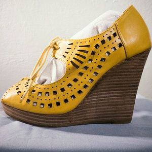 Restricted Peep Toe Wedges